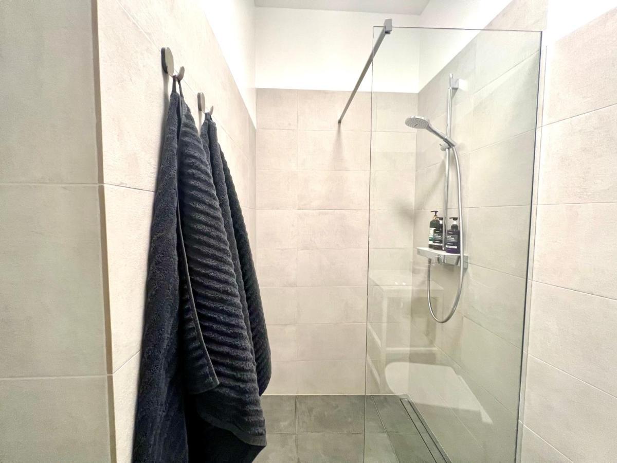Stylish New Apartment In Riga Old Town - City Centre, Self Check-In, Walkable To Major Attractions Kültér fotó